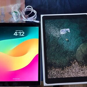 Apple 2nd gen iPad Pro 12.9inch 256 gb